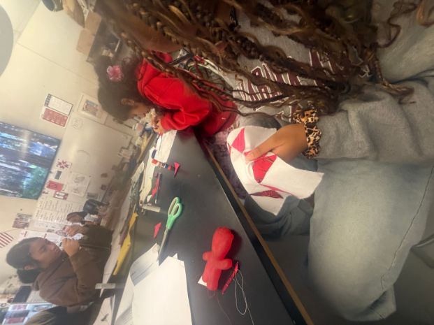 Shonna McDaniels creates an Ohio Quilt with students from Ms. Kiburi's Class.