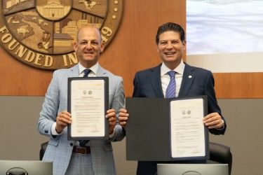 Sacramento Mayor Kevn McCarty and Morelia Mayor Alfonso Martínez Alcázar hold the signed sister city agreement in Council chambers.