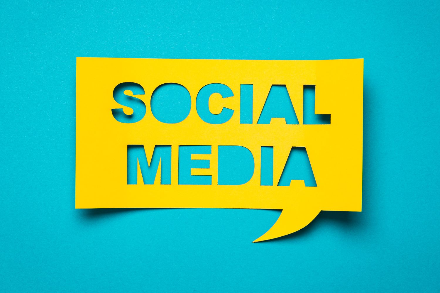 Image of a yellow speech bubble that says "Social Media" on a blue background 