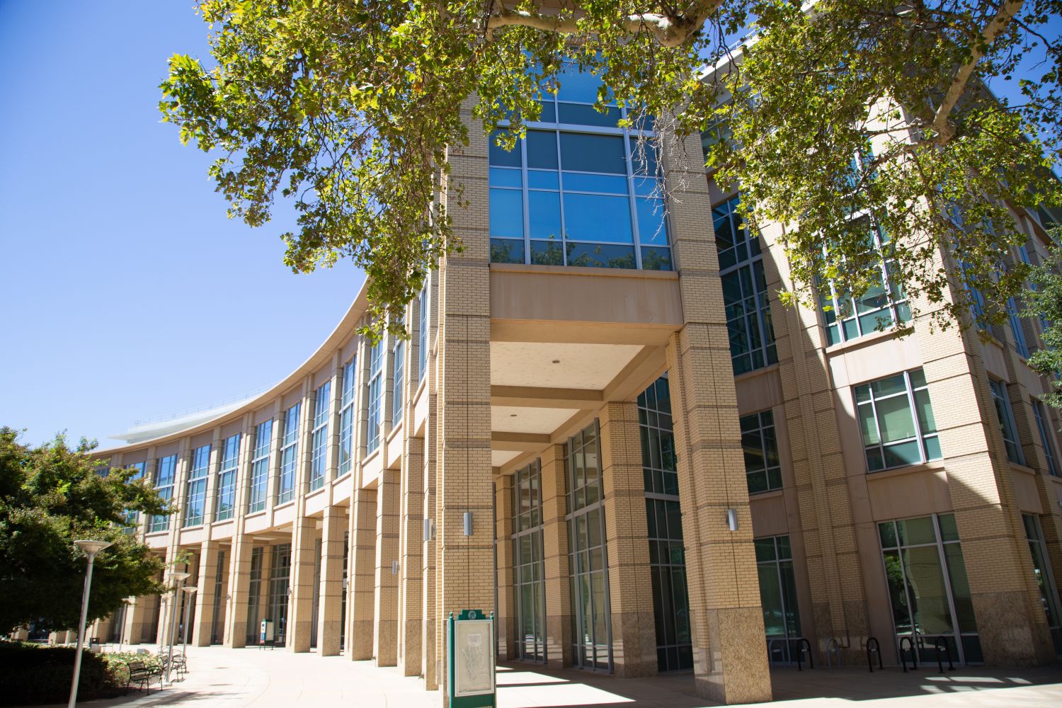 Image of New City Hall in Sacramento, CA taken from the 10th Street side of the building