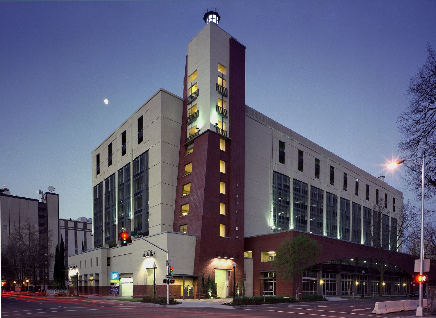 Image of Memorial Garage exterior from 14th & H Street view 