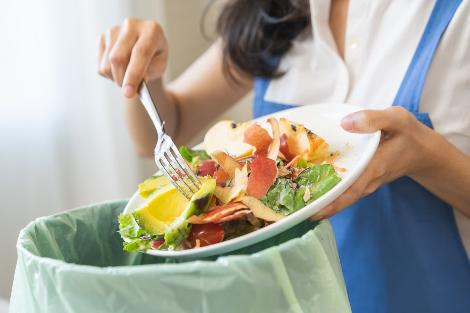 graphic of filling kitchen top container with food waste and taking it to green bin