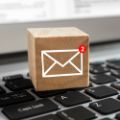 Icon depicting a new email on a laptop
